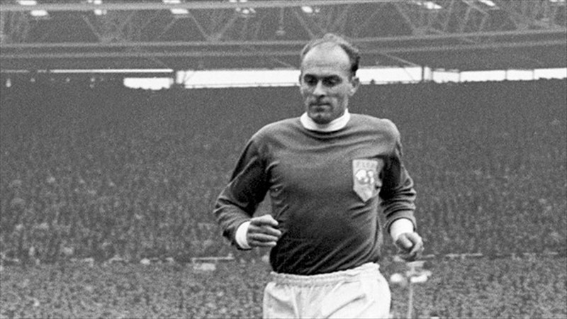 Alfredo Di Stéfano, người đã tạo nên nền móng cho Real Madrid